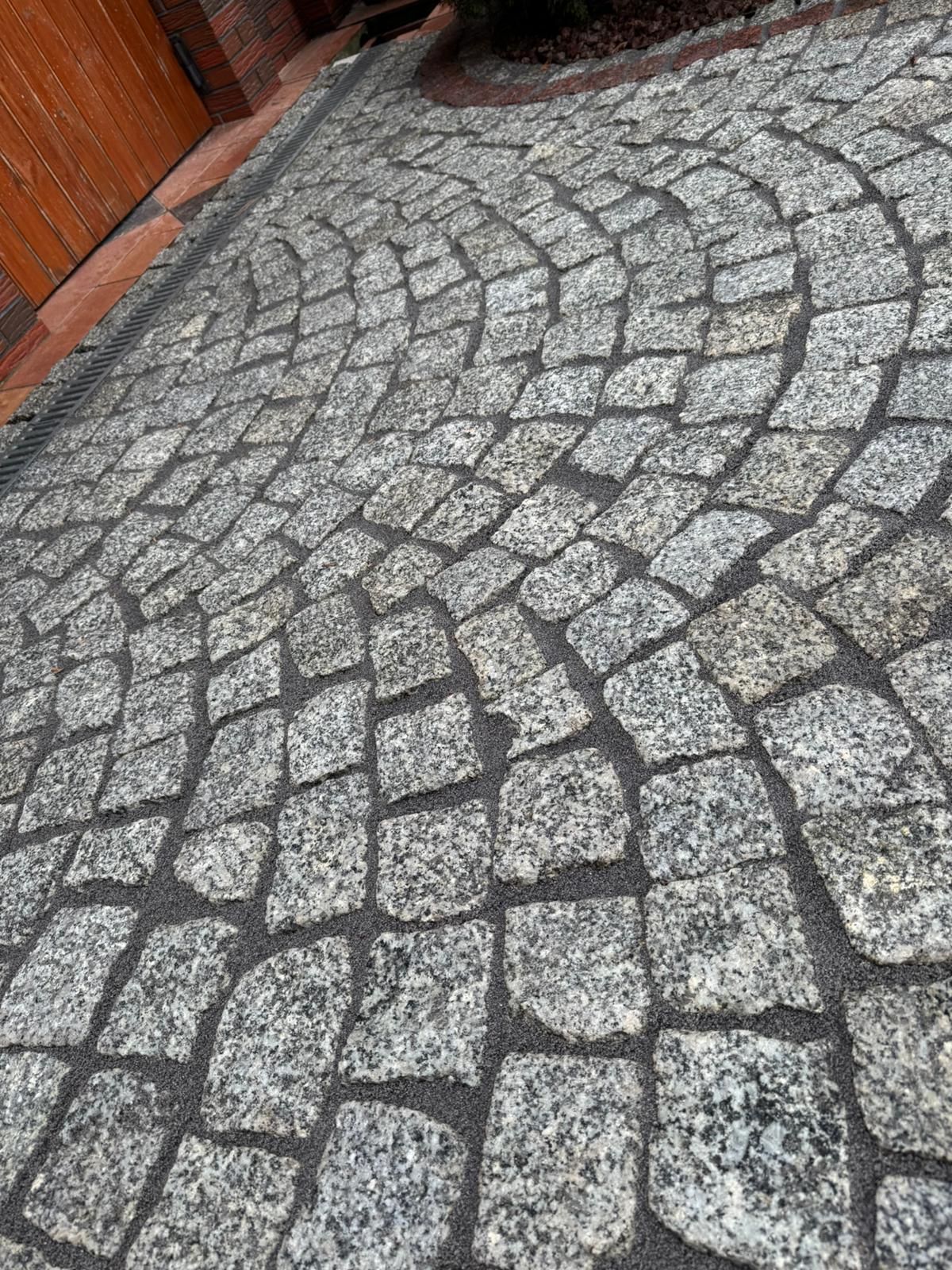 Fuga żywiczna na kostce granitowej — realizacja 6